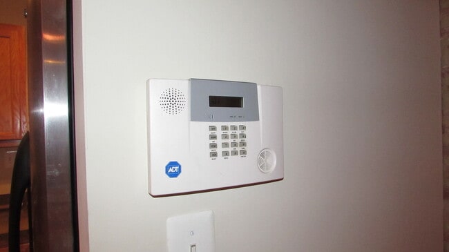 Building Photo - Amazing Rehab Townhome with Deck