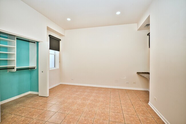 Building Photo - 2317 W Wolfram St