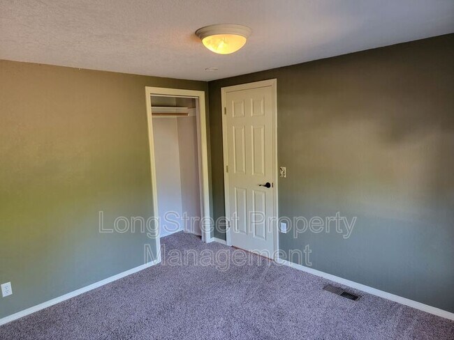 Building Photo - 780 SE Marion Ave