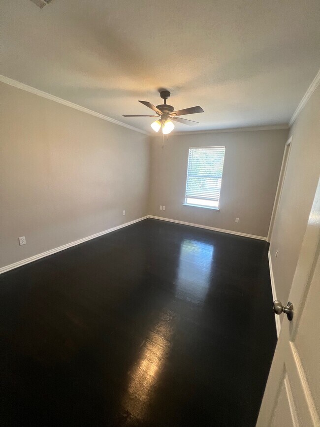 Building Photo - 2213 Ridgewood Dr