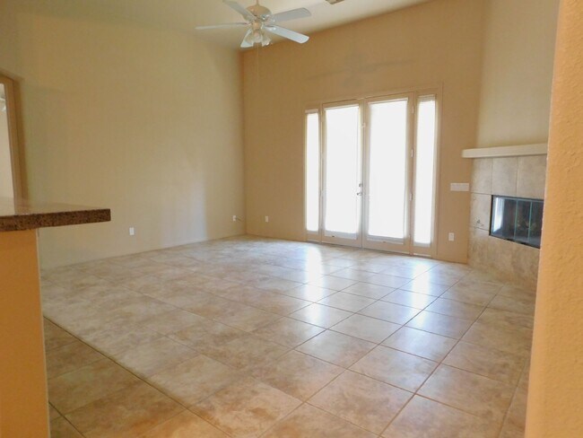 Building Photo - BIG, BEAUTIFUL 3  BED+LARGE BONUS ROOM  2.5 BATH HIGH UP IN DHS