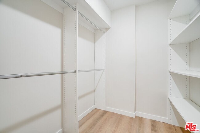 Building Photo - 1470 Rexford Dr