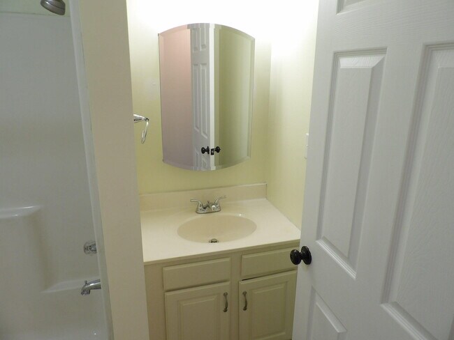 Building Photo - 102 Cedar Dr