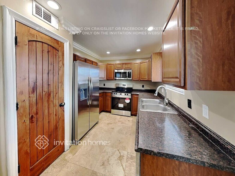 Building Photo - 9305 E Adobe Rd