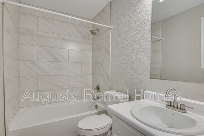 Building Photo - 208 Foxdale Dr