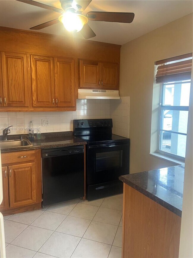 Building Photo - 7897 Golf Cir Dr