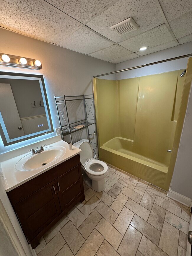 Building Photo - 27 Elm Ave