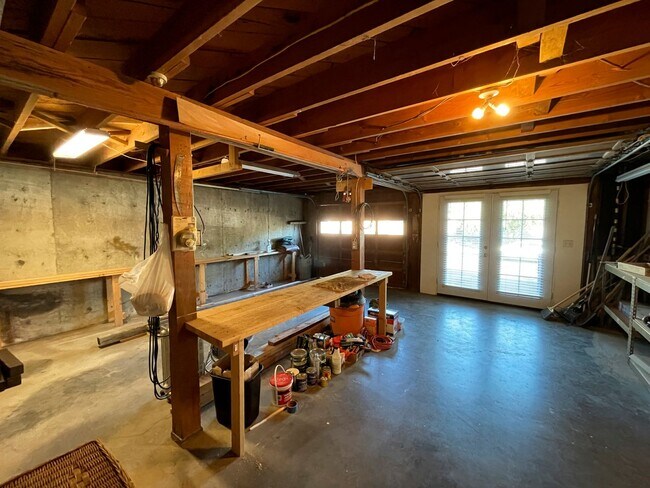 Building Photo - 3338 SW Marigold St