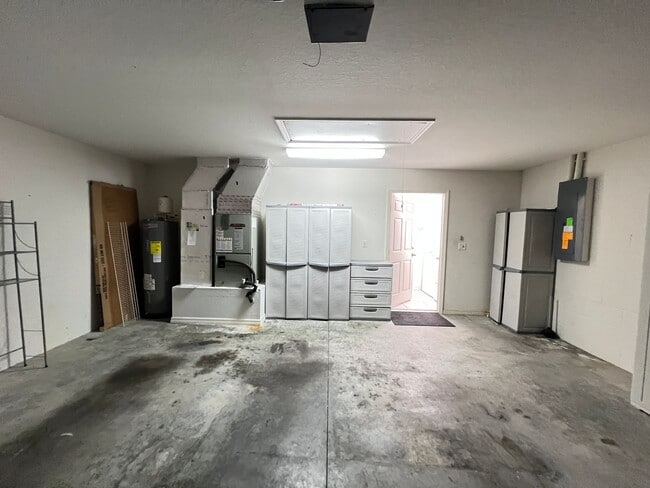 Building Photo - Modern 3-Bedroom, 2-Bathroom Home in Ocala! WASHER & DRYER INCLUDED!