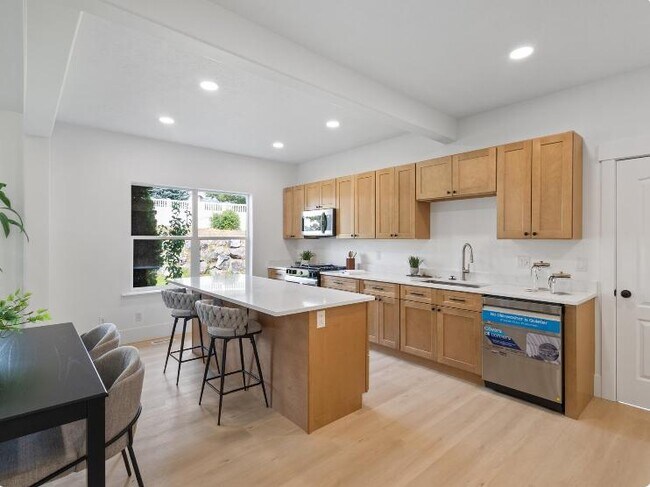 Building Photo - 636 N 1280 E