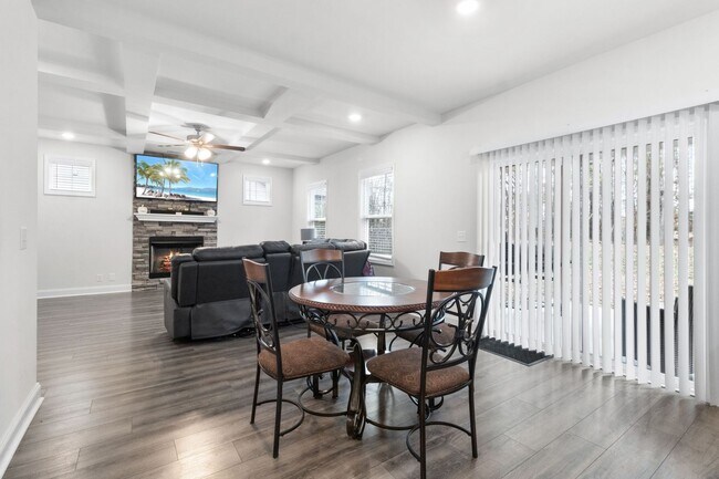 Building Photo - Pet Friendly Three Bedroom!