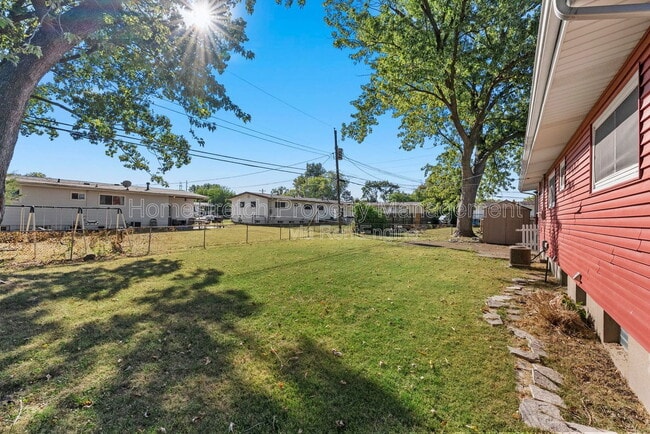 Building Photo - 560 Falcon Dr