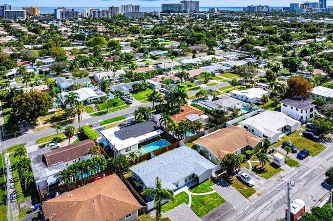 Building Photo - 708 NE 23rd Ave