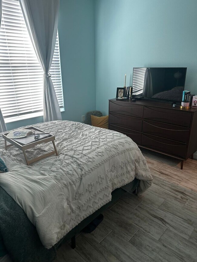 Building Photo - Welcome to this inviting 3/2 single family home located in Compass Landing