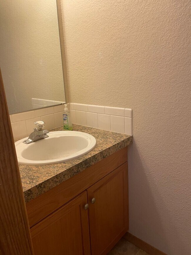 Building Photo - Beautiful 3 Bed, 3 1/2 Bath Townhome in Northwest Fort Collins!