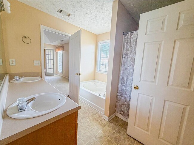Building Photo - 2760 Rusticwood Dr SW
