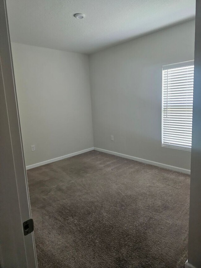 Building Photo - 3 bed 2 bath single family home