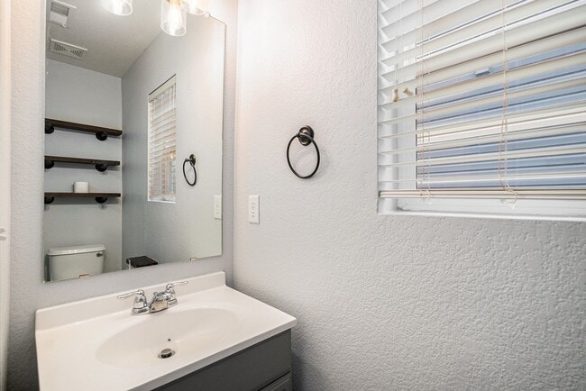 Building Photo - 4 Bedroom 2.5 Baths in the Meadows Castler...