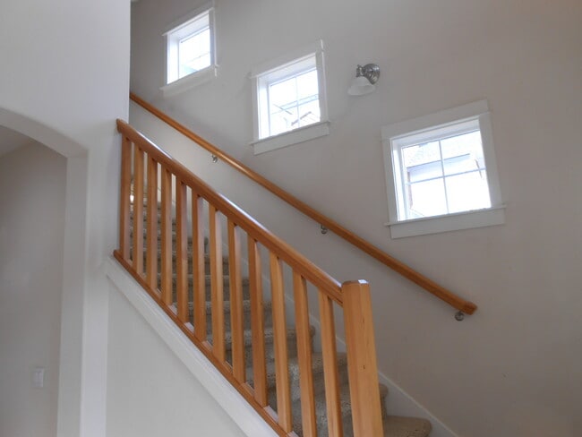 Building Photo - 1056 NE Parkview Ct