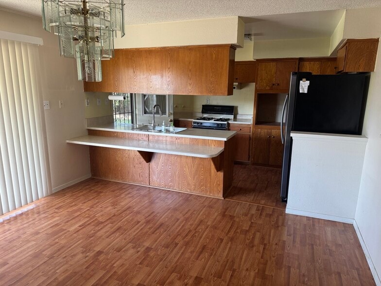 Kitchen - 604 E Creston St