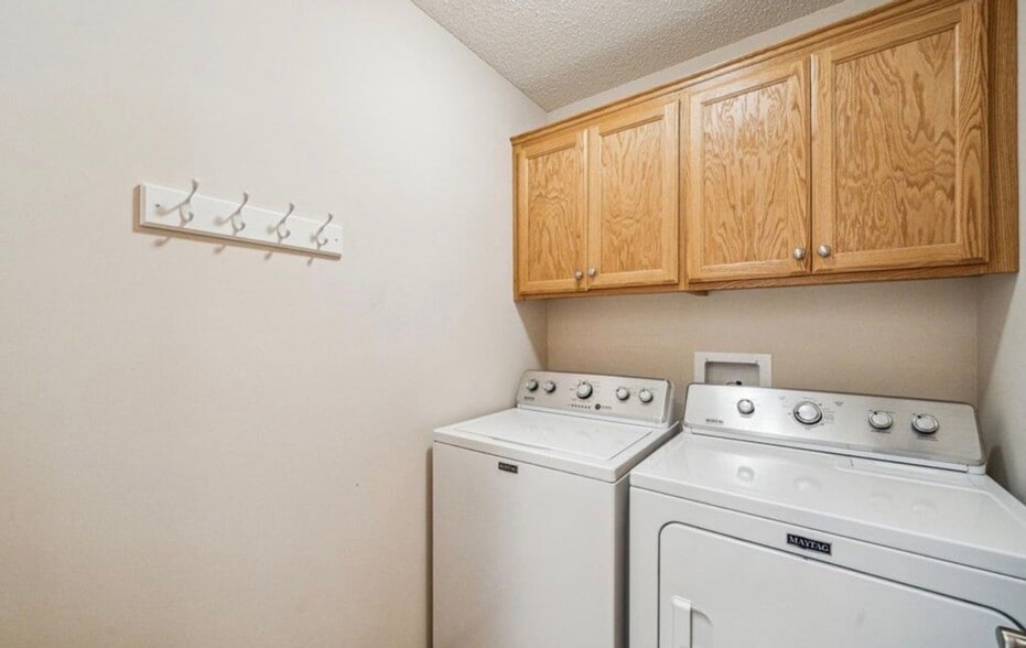 Building Photo - 8315 Cedarview Cir