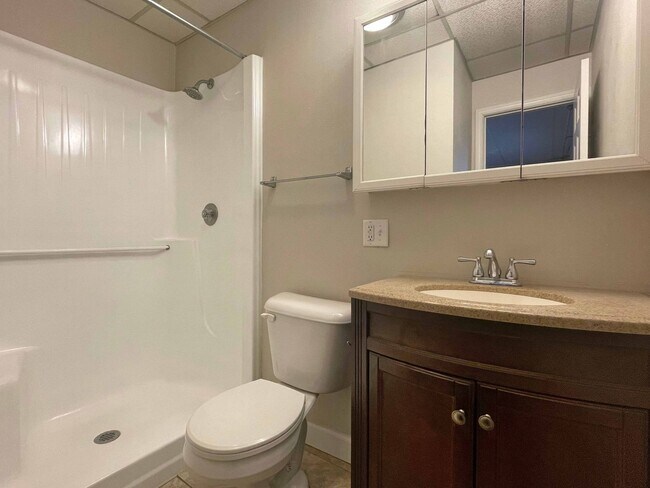 Building Photo - Three bedroom, two full bathrooms house in Enola