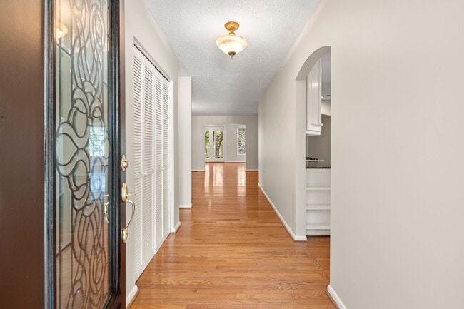 Building Photo - Spacious Updated Ranch