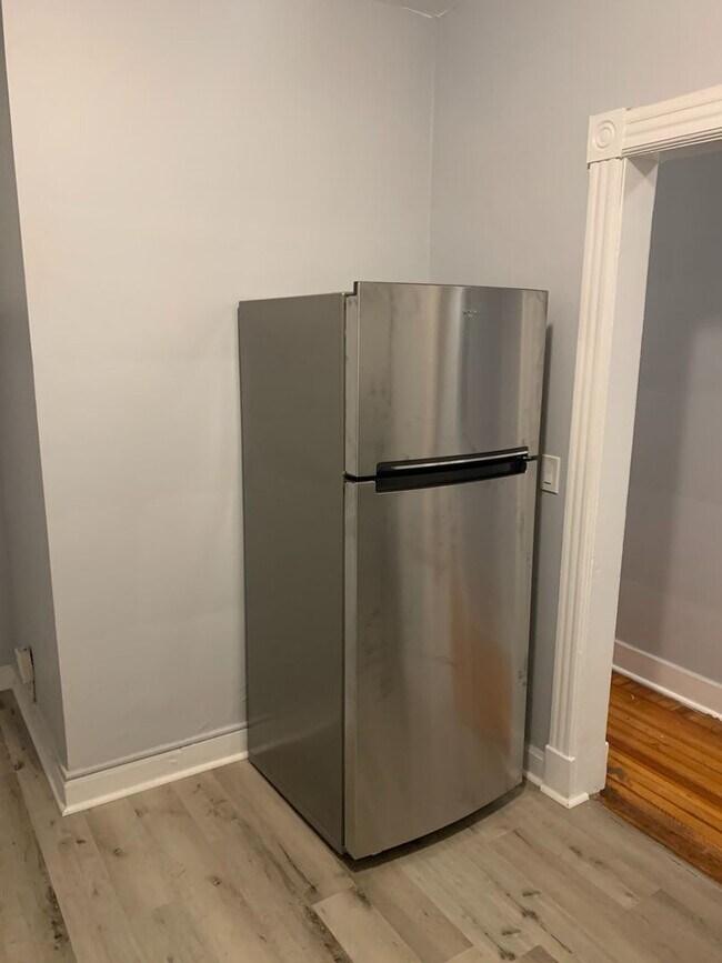 Building Photo - Student-Friendly 1-Bedroom Apartment | Heat & Hot Water Included | Steps from Center Square