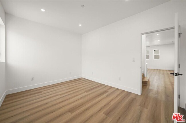Building Photo - 914 N Hudson Ave