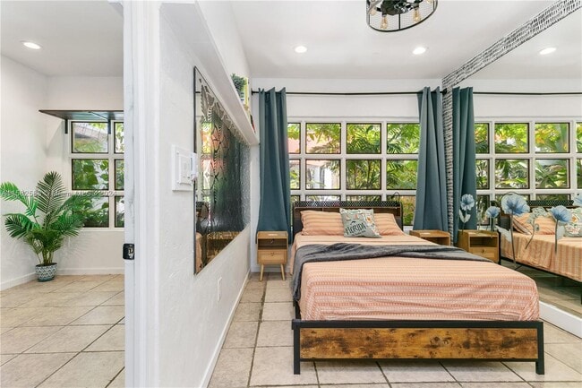 Building Photo - 18 NE 42nd St