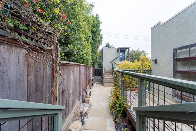 Building Photo - Forest Avenue Hideaway