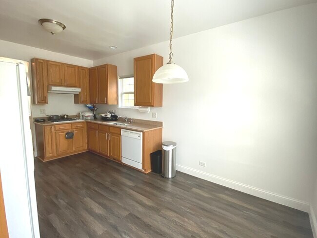 Building Photo - 10S401 Carrington Cir