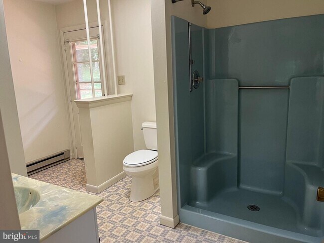 Building Photo - 8 Fernwood Dr