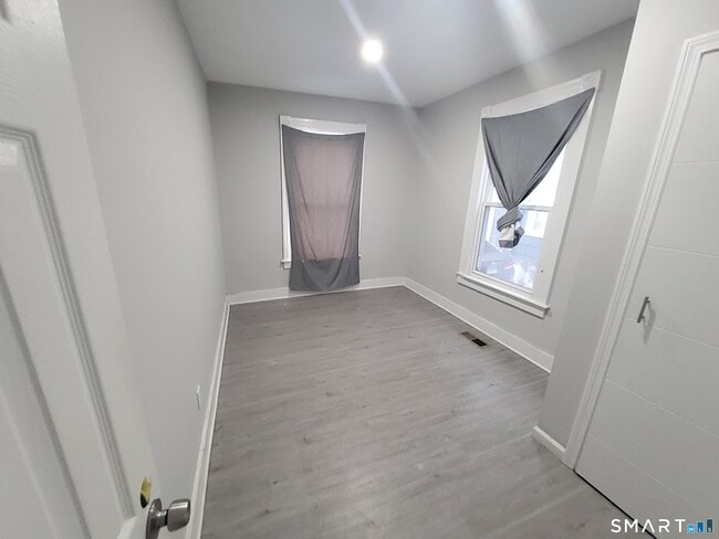 Building Photo - 11 Ridgewood St