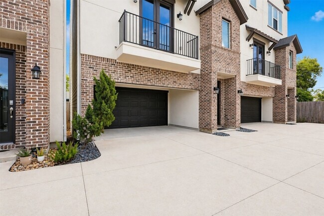 Building Photo - 913 Oak St