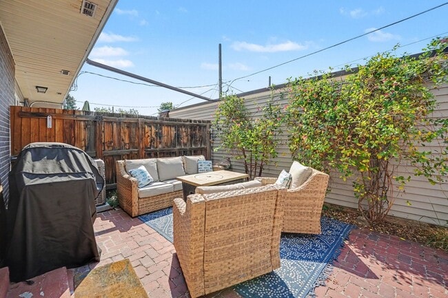 Building Photo - Modern 3-Bedroom Townhome Featuring an Updated Kitchen and Spacious Primary Suite