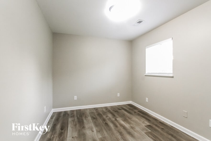 Building Photo - 410 Grovewood Dr