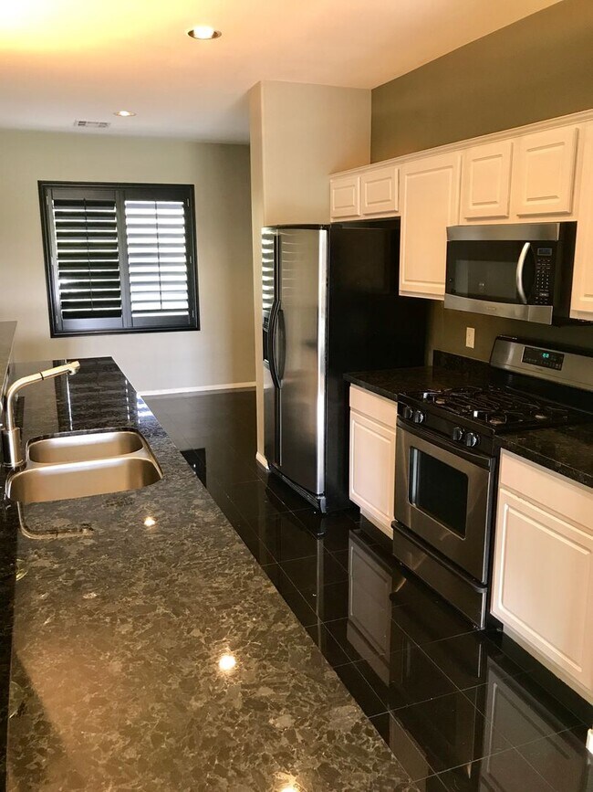 Building Photo - Great Townhouse over lookings TPC Summerli...