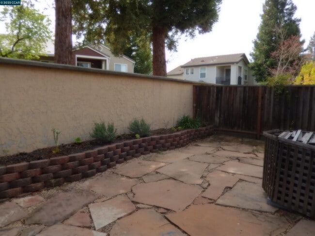 Building Photo - 6198 Lakeview Cir