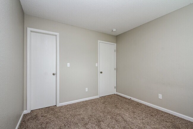 Building Photo - 713 Millbrook Dr