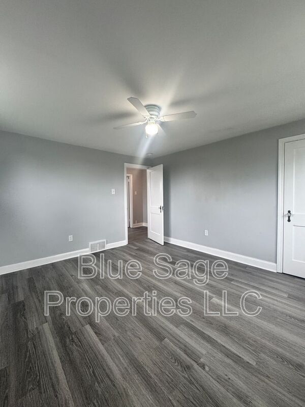 Building Photo - 398 Westmont Dr