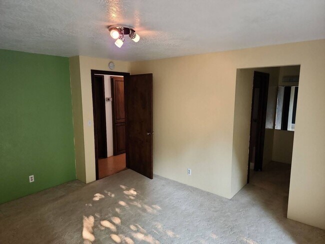 Building Photo - Clinton Dr