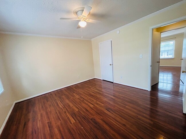 Building Photo - Charming 2 bedroom, 2.5 bathroom townhome in Greensboro w/2 master-suites/community pool