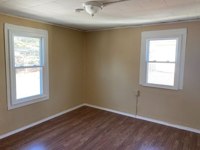 Building Photo - Single Family Home, Valley View School District, Gas heat, Private off Street Parking