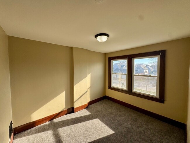 Building Photo - Updated 2BR Townhome Across from Stephens Park – Moline