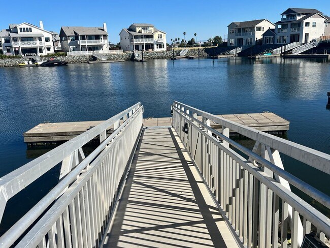 Building Photo - Waterfront Beauty