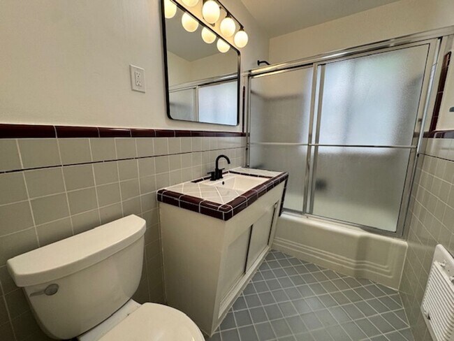 Building Photo - Recently Renovated 2 Bed / 2 Bath Apartmen...