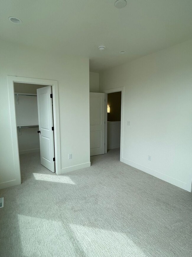 Building Photo - 4 Bed/3.5 Bath, 2-Car Garage