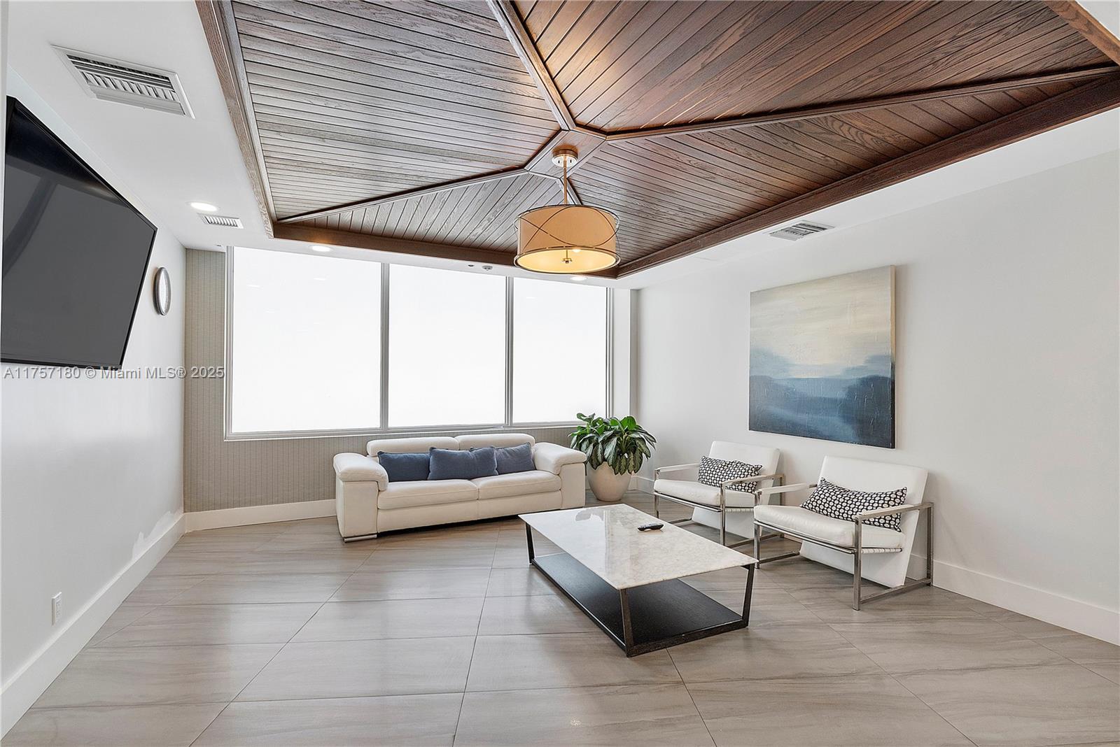 Building Photo - 20201 E Country Club Dr