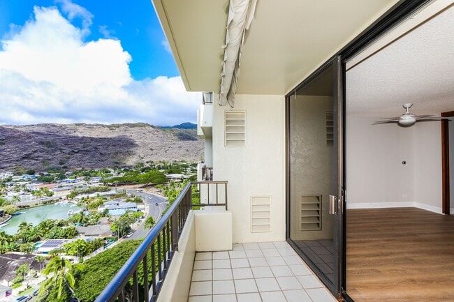 Building Photo - Naniwa Gardens - 1 bdrm/1 bath/1 covered p...